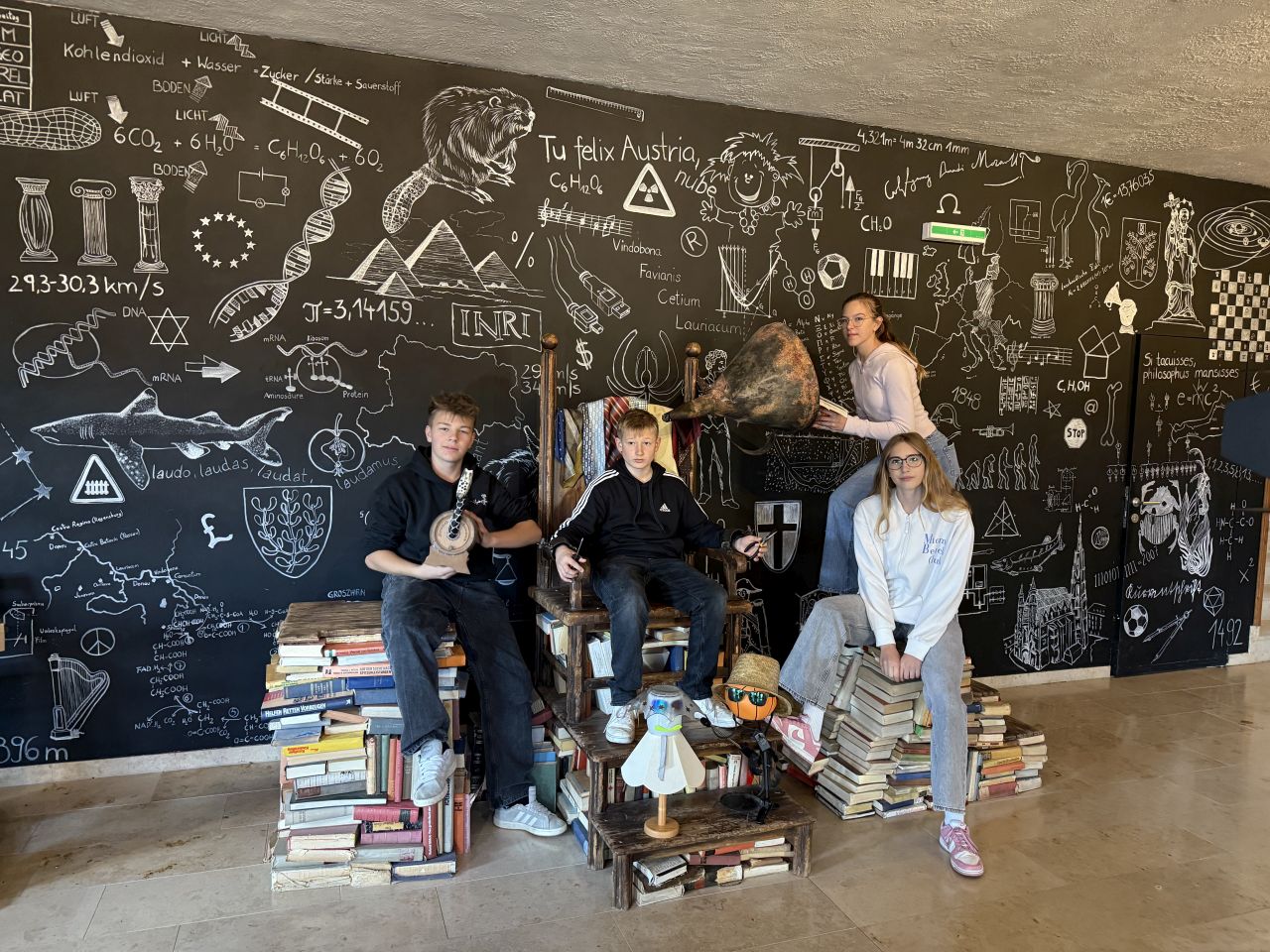 Schüler*innen im Foyer des Museums